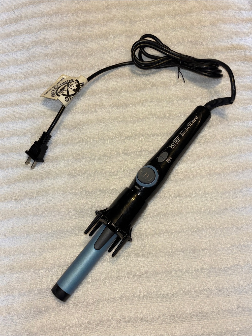 Kiss InstaWave Ceramic Curling Wand in Black and Blue
1” Barrel